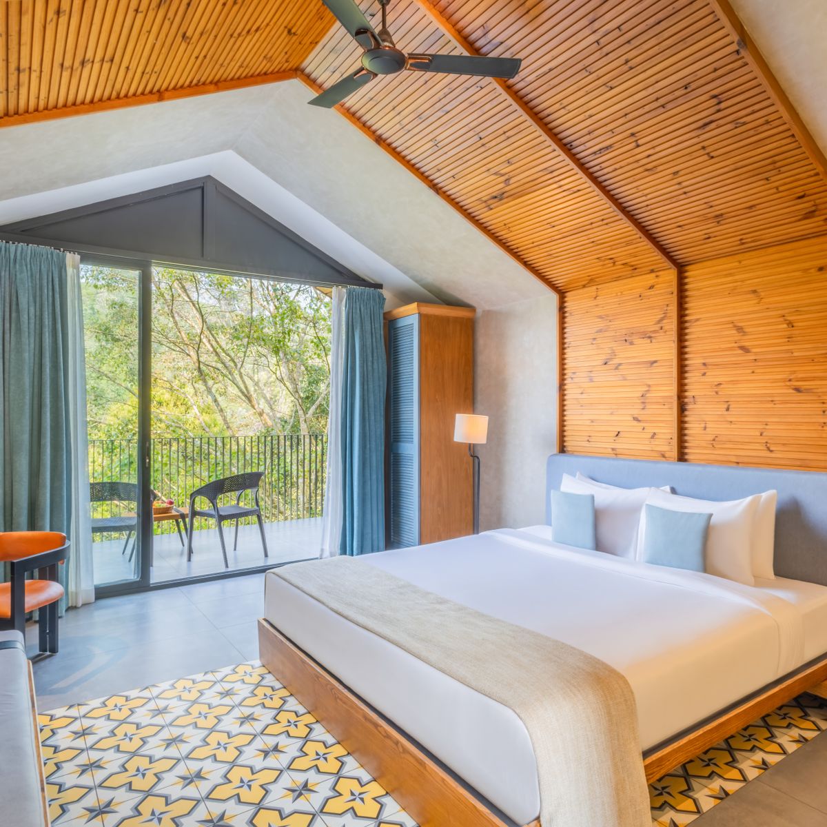 Foto ilustrasi kamar tidur dengan plafon kayu dan pemandangan taman