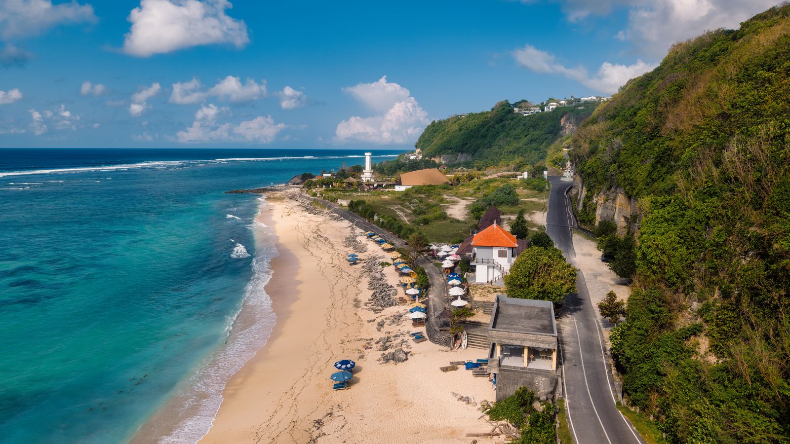 Foto udara pesisir Bali dengan mercusuar